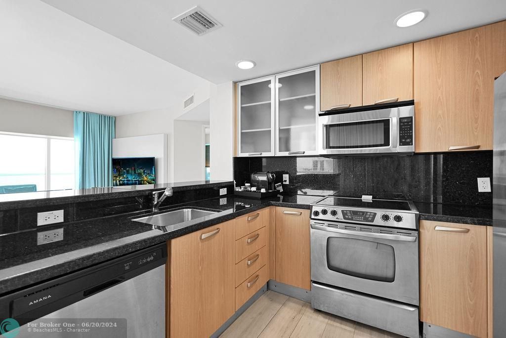 For Sale: $550,000 (1 beds, 2 baths, 1028 Square Feet)
