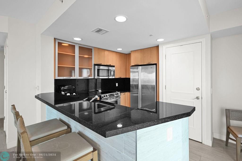 For Sale: $550,000 (1 beds, 2 baths, 1028 Square Feet)