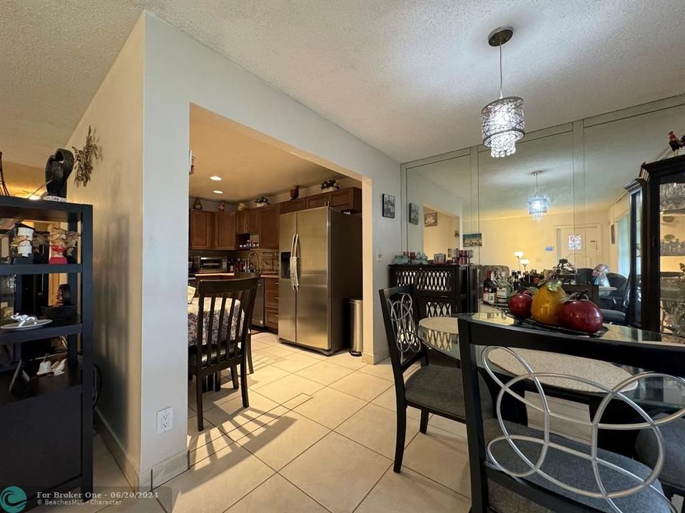 For Sale: $200,000 (1 beds, 2 baths, 1046 Square Feet)