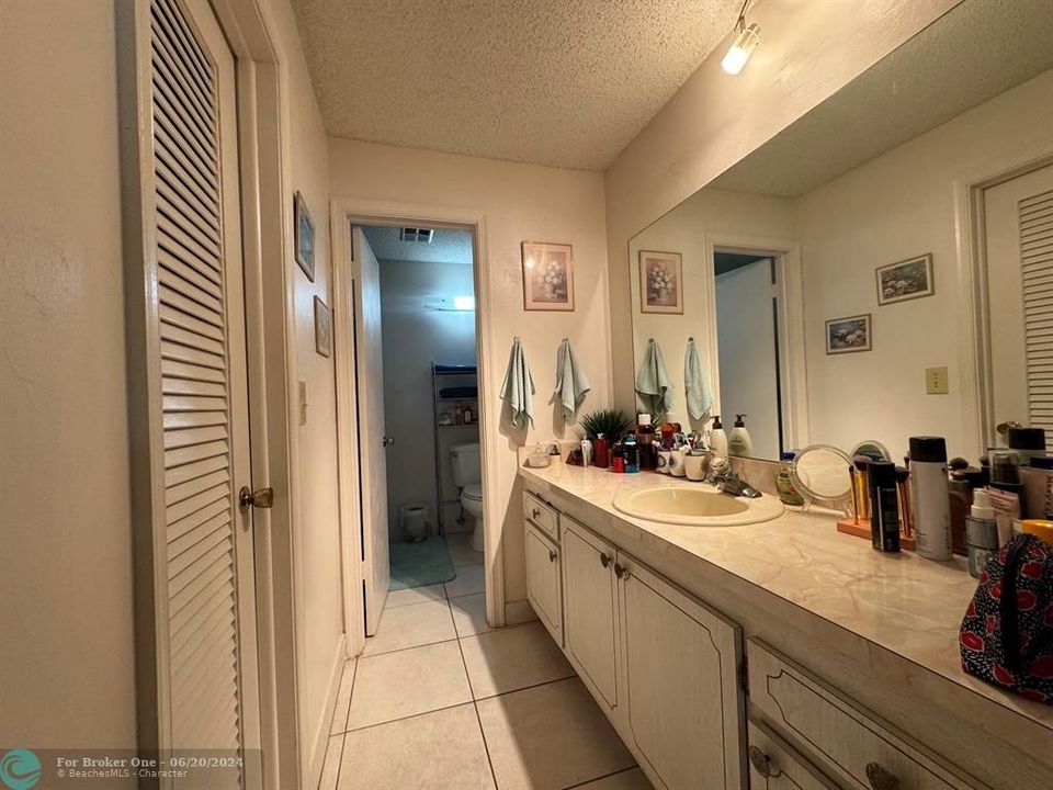 For Sale: $200,000 (1 beds, 2 baths, 1046 Square Feet)