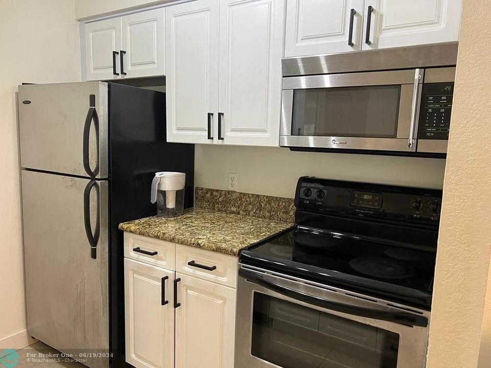 For Sale: $284,900 (2 beds, 2 baths, 974 Square Feet)