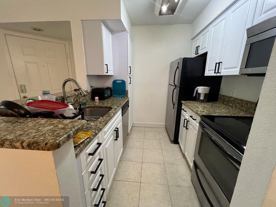 For Sale: $284,900 (2 beds, 2 baths, 974 Square Feet)