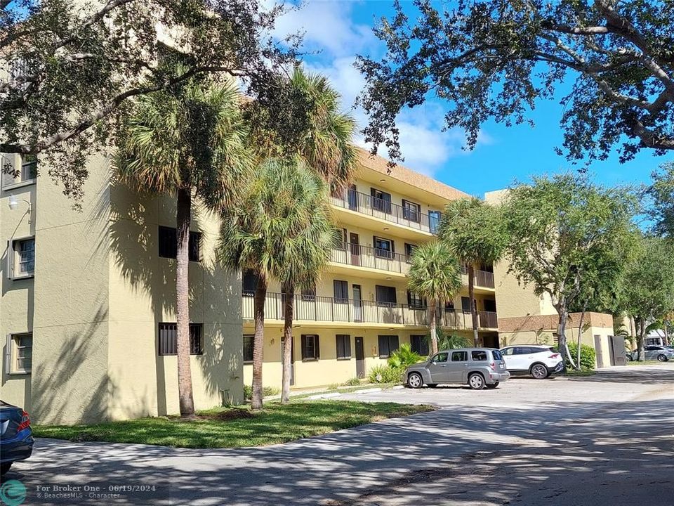 For Rent: $2,400 (2 beds, 2 baths, 954 Square Feet)