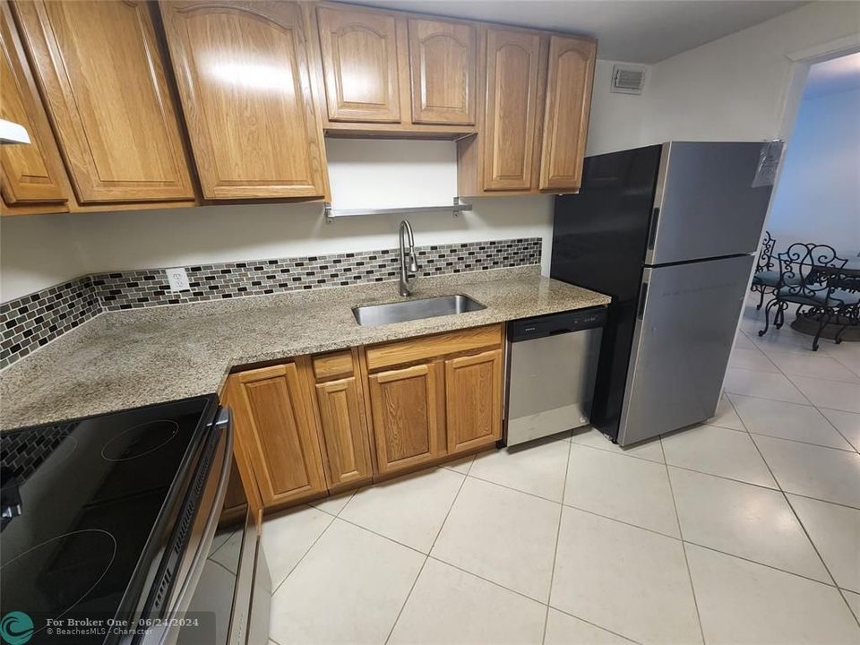 For Sale: $250,000 (1 beds, 1 baths, 705 Square Feet)