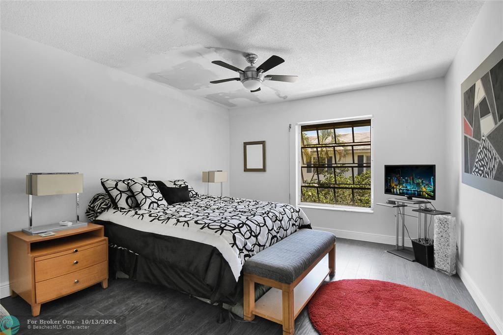 Active With Contract: $160,000 (1 beds, 1 baths, 850 Square Feet)