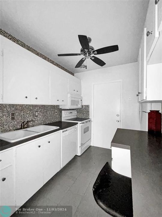 Active With Contract: $160,000 (1 beds, 1 baths, 850 Square Feet)