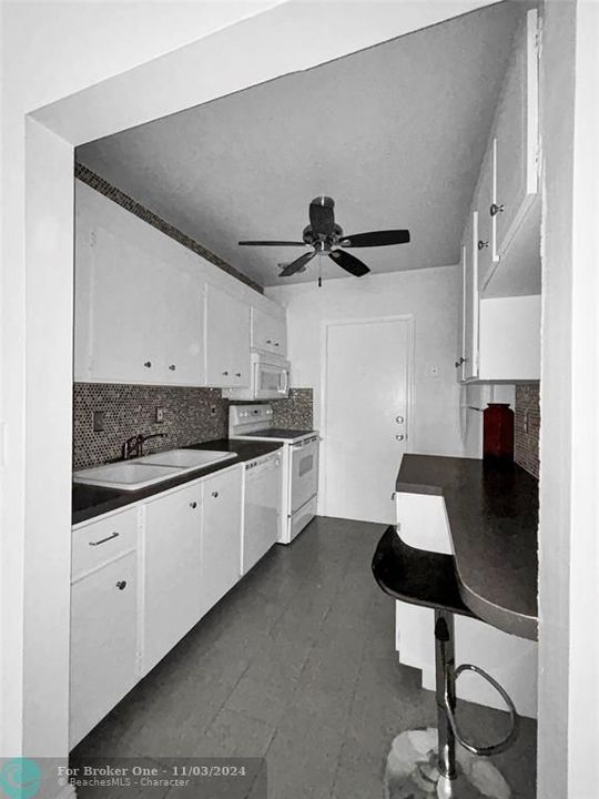 Active With Contract: $160,000 (1 beds, 1 baths, 850 Square Feet)