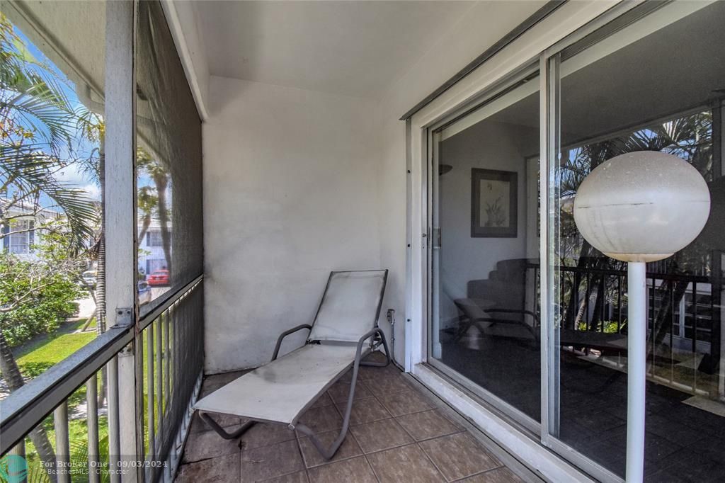 Active With Contract: $160,000 (1 beds, 1 baths, 850 Square Feet)