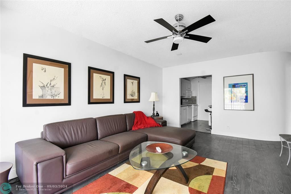 Active With Contract: $160,000 (1 beds, 1 baths, 850 Square Feet)