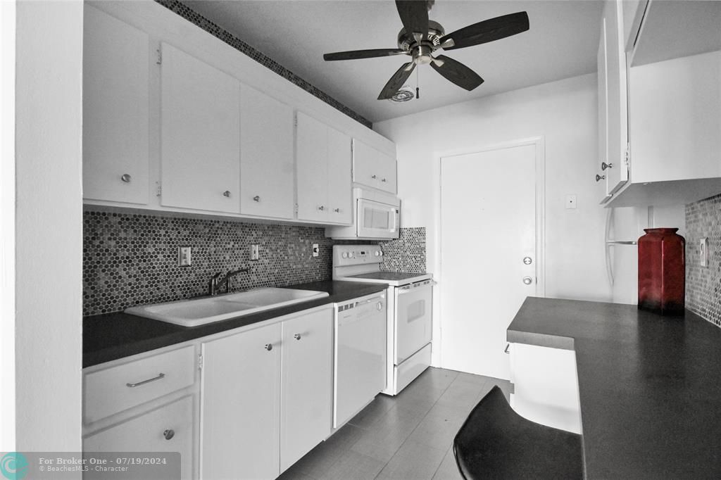 Active With Contract: $160,000 (1 beds, 1 baths, 850 Square Feet)