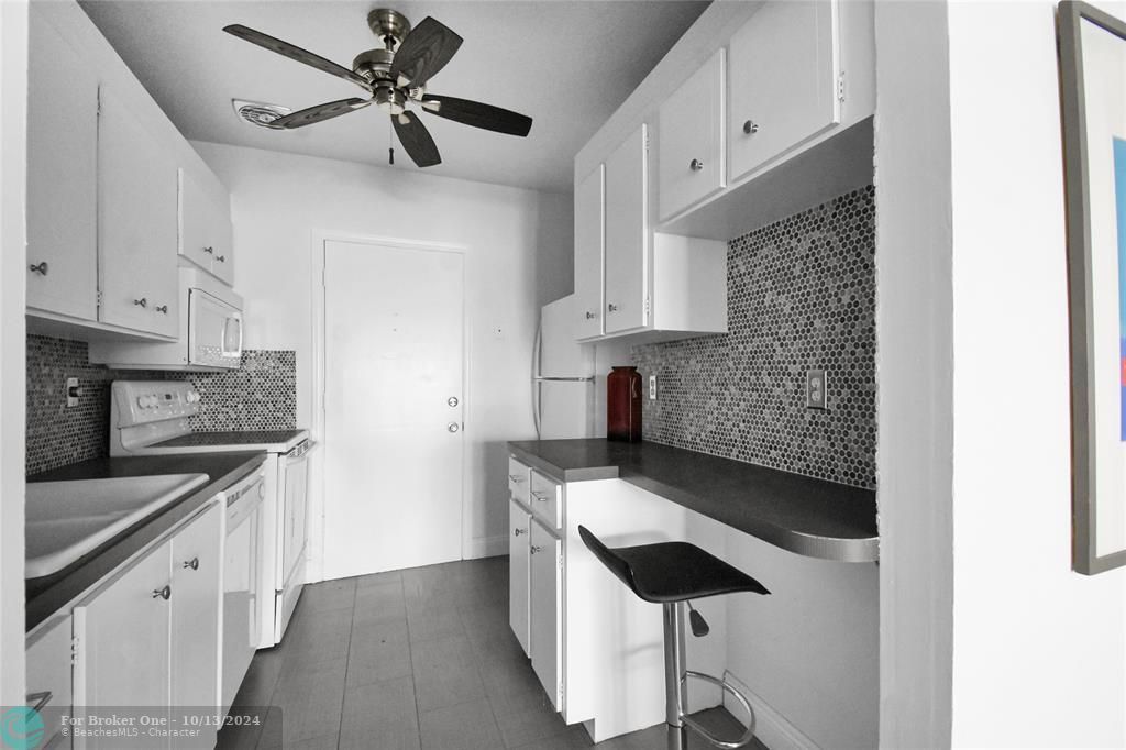 Active With Contract: $160,000 (1 beds, 1 baths, 850 Square Feet)