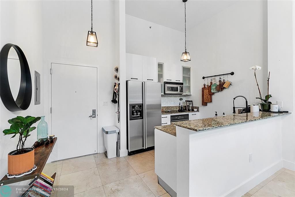 Active With Contract: $354,900 (1 beds, 1 baths, 918 Square Feet)
