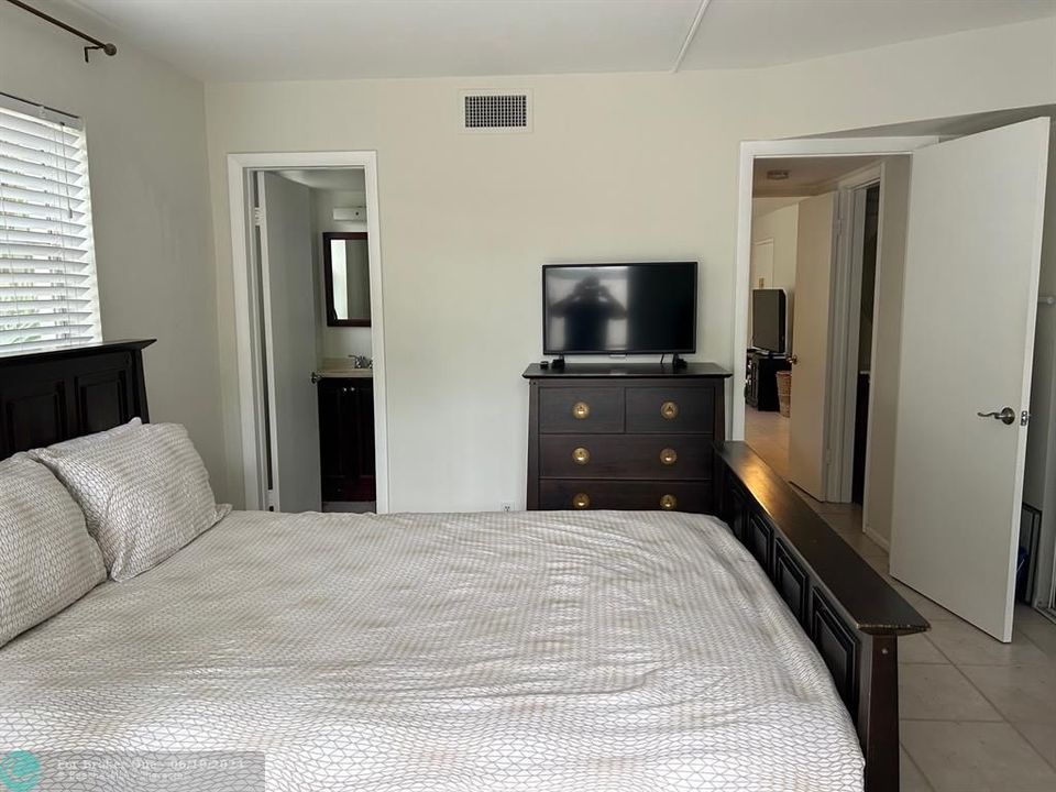Active With Contract: $1,800 (1 beds, 1 baths, 630 Square Feet)