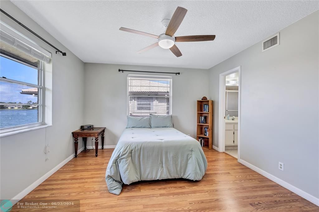 For Sale: $245,000 (2 beds, 2 baths, 815 Square Feet)
