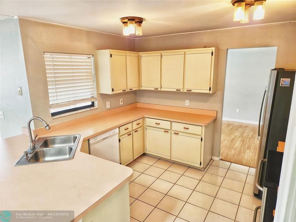 For Rent: $2,500 (3 beds, 2 baths, 1717 Square Feet)