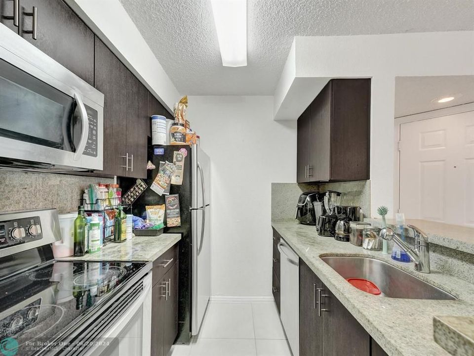 Active With Contract: $284,990 (2 beds, 2 baths, 1100 Square Feet)
