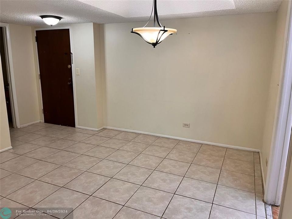 Active With Contract: $1,500 (1 beds, 1 baths, 800 Square Feet)