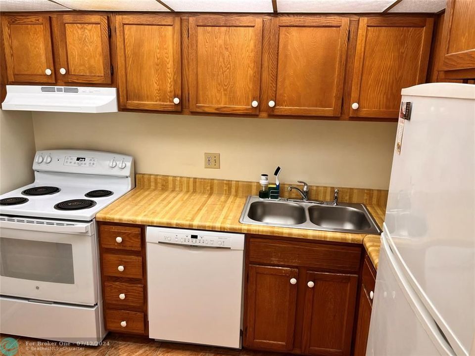 Active With Contract: $1,500 (1 beds, 1 baths, 800 Square Feet)
