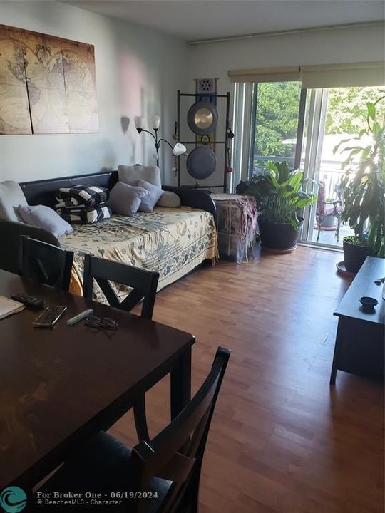 For Sale: $299,000 (1 beds, 1 baths, 680 Square Feet)