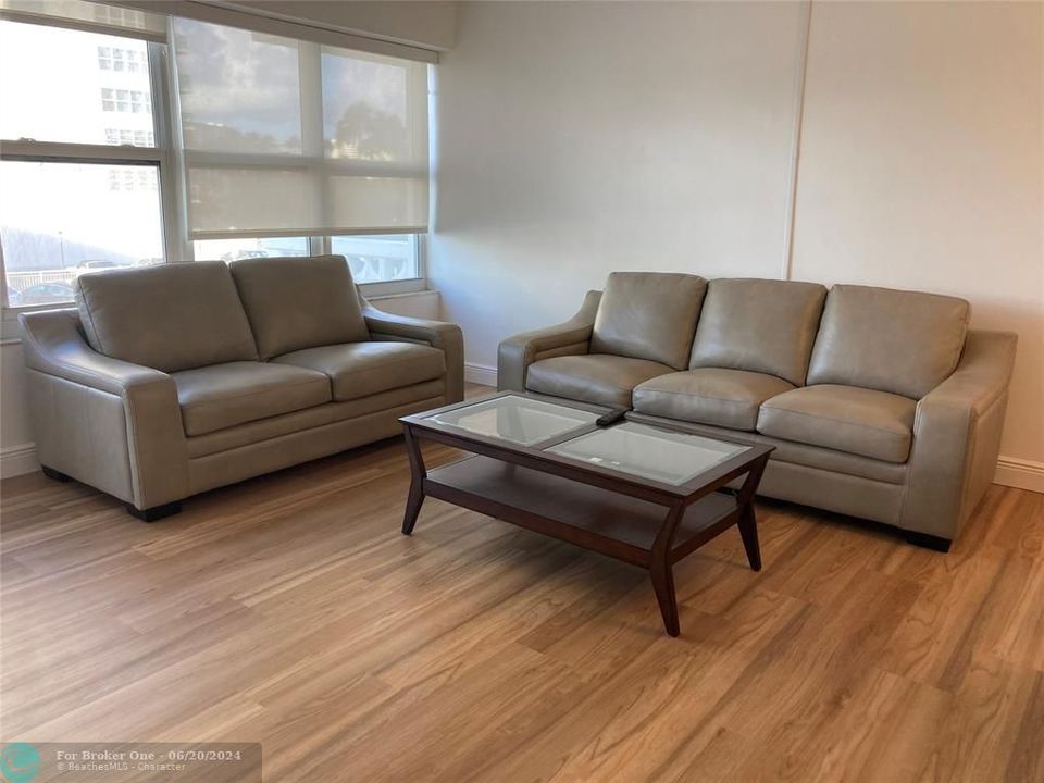 For Sale: $400,000 (1 beds, 1 baths, 850 Square Feet)