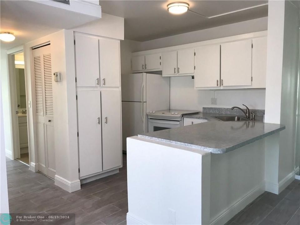 For Sale: $199,999 (2 beds, 2 baths, 1064 Square Feet)