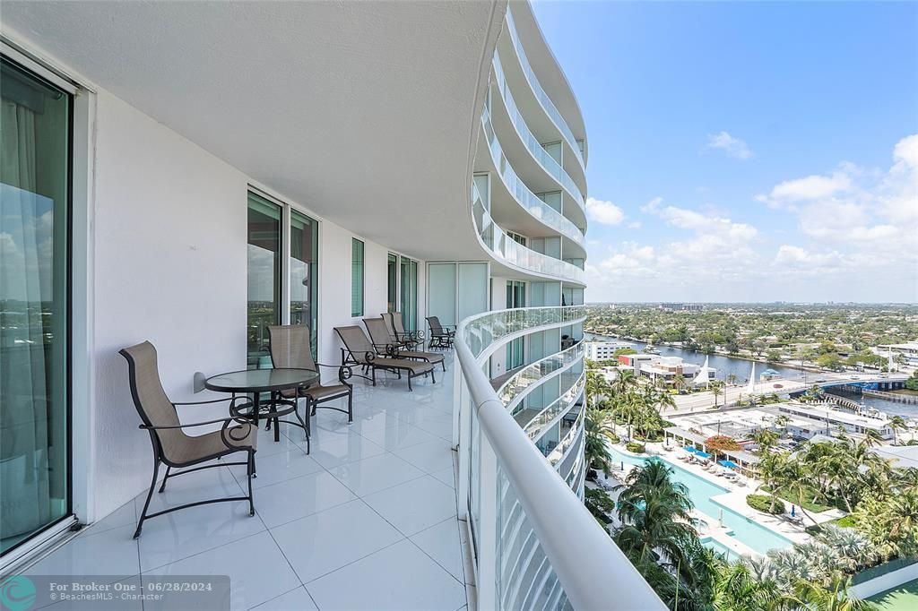 Active With Contract: $2,750,000 (3 beds, 3 baths, 2726 Square Feet)