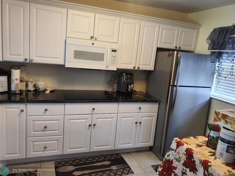 For Sale: $205,000 (2 beds, 2 baths, 920 Square Feet)