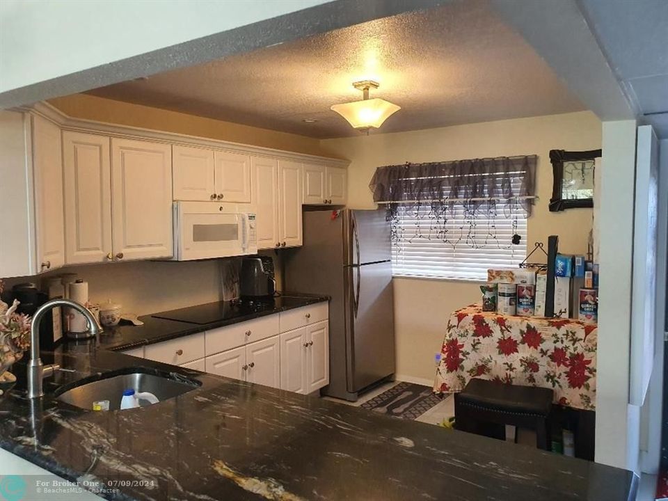 For Sale: $205,000 (2 beds, 2 baths, 920 Square Feet)