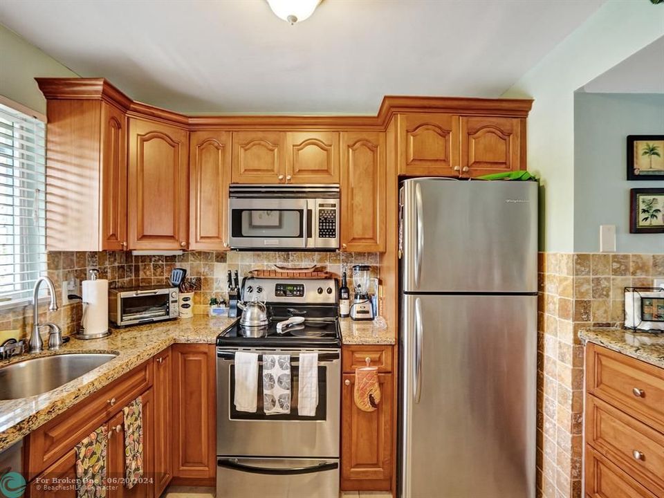 For Sale: $330,000 (2 beds, 2 baths, 934 Square Feet)