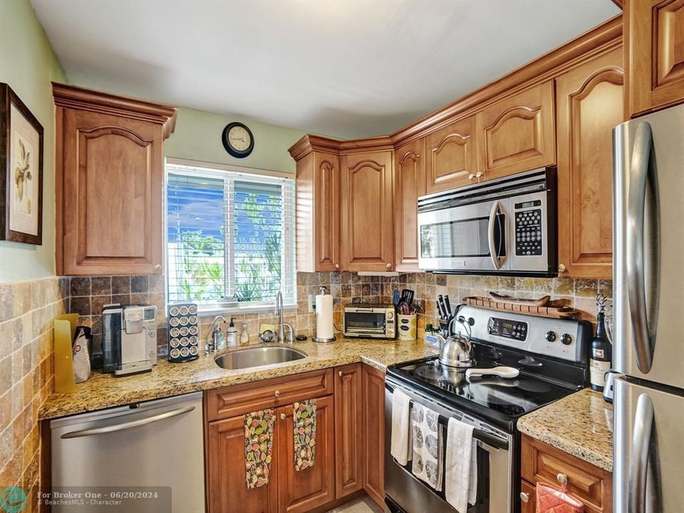 For Sale: $330,000 (2 beds, 2 baths, 934 Square Feet)