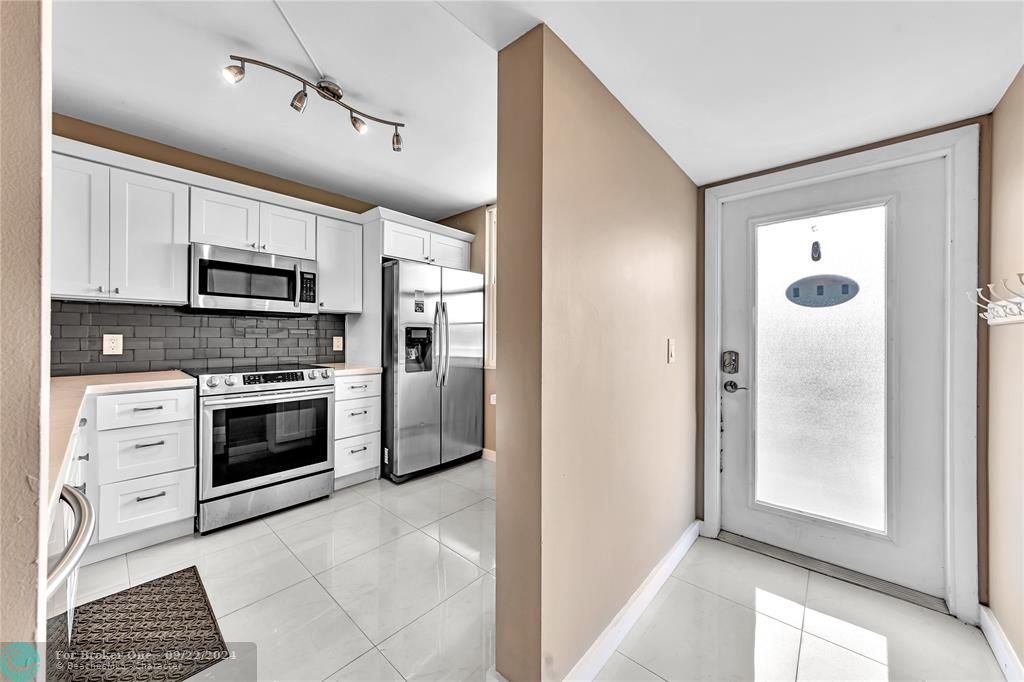 For Sale: $379,000 (2 beds, 2 baths, 1385 Square Feet)