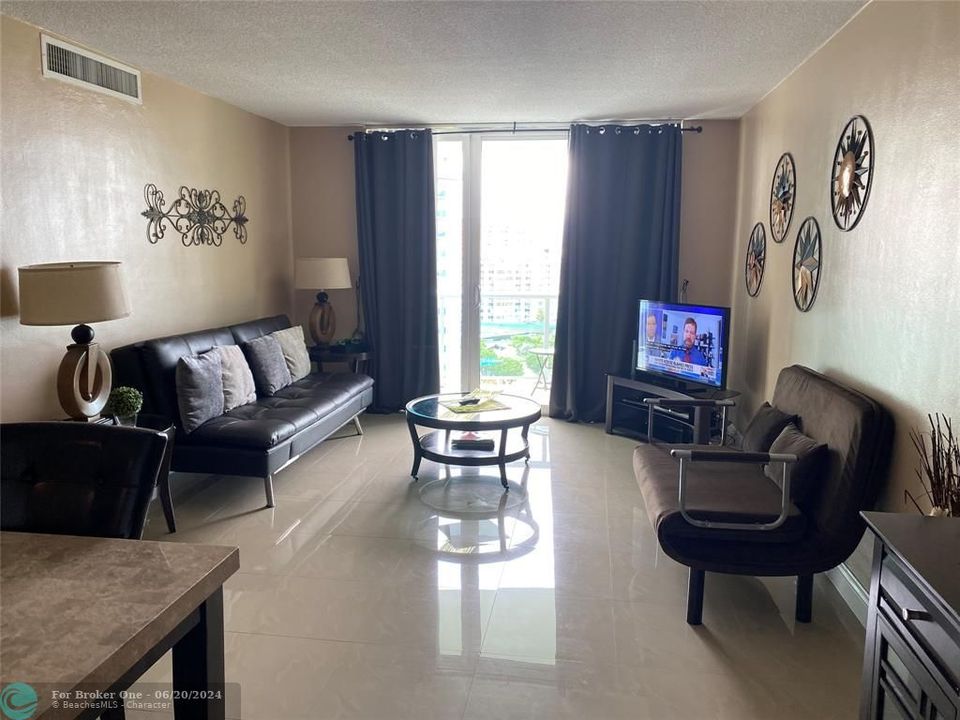 For Rent: $2,500 (1 beds, 1 baths, 812 Square Feet)