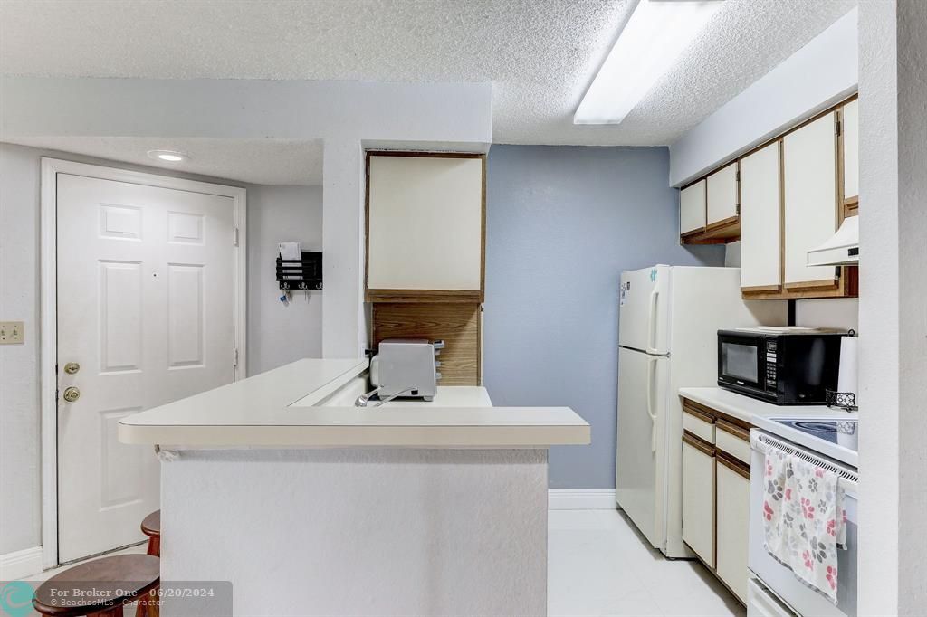 For Sale: $274,990 (2 beds, 2 baths, 1100 Square Feet)