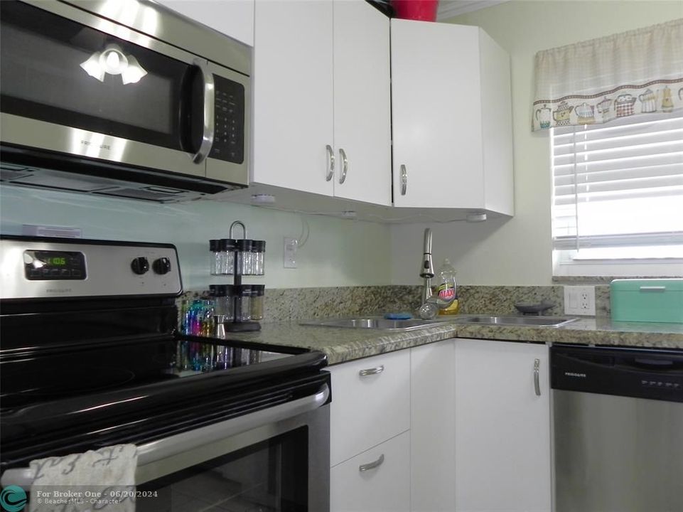 For Rent: $1,850 (1 beds, 2 baths, 945 Square Feet)