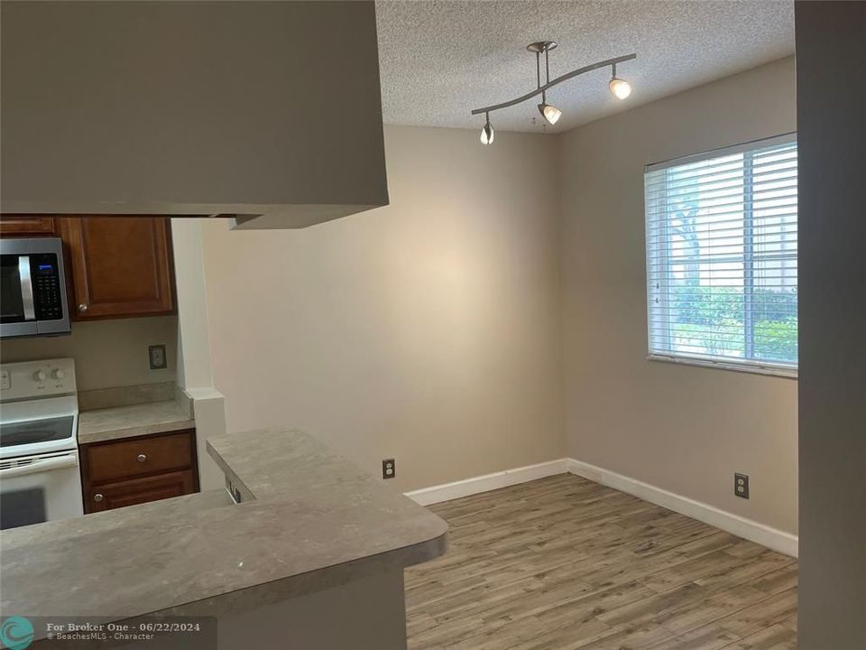 For Sale: $299,000 (2 beds, 2 baths, 850 Square Feet)