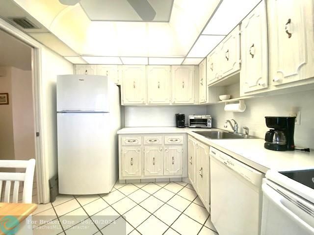 For Sale: $164,500 (1 beds, 1 baths, 960 Square Feet)