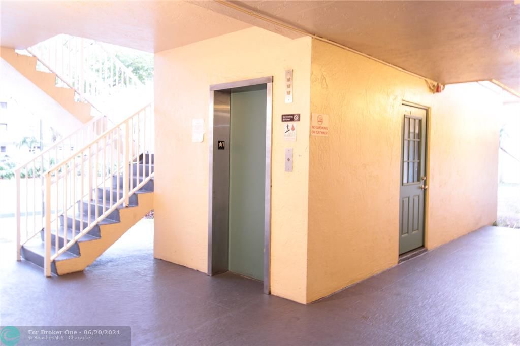 Active With Contract: $208,000 (1 beds, 1 baths, 705 Square Feet)