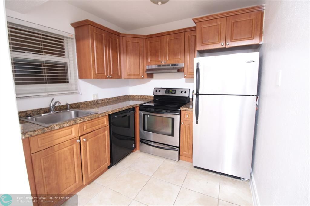 Active With Contract: $208,000 (1 beds, 1 baths, 705 Square Feet)