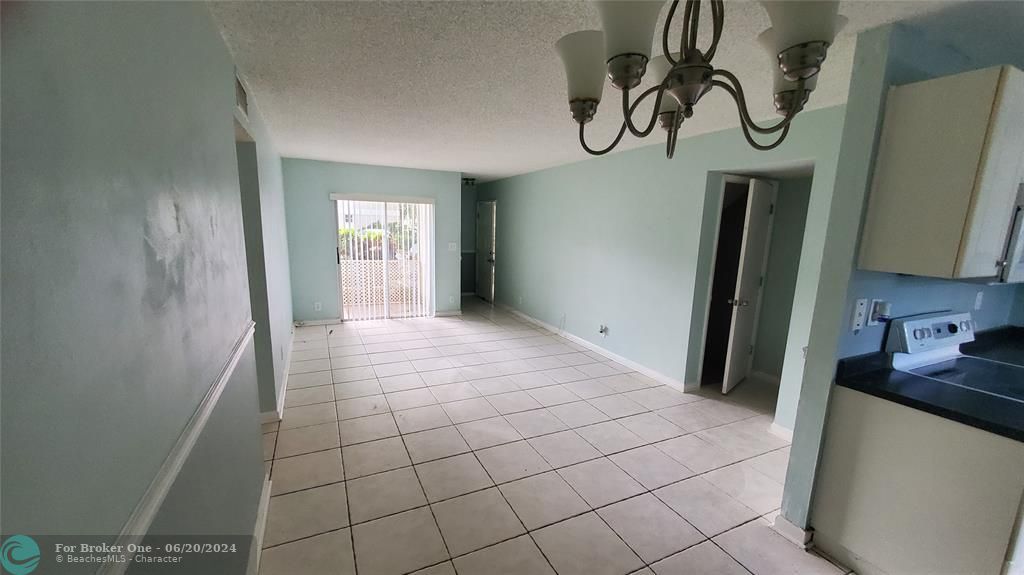 For Rent: $1,950 (2 beds, 2 baths, 930 Square Feet)