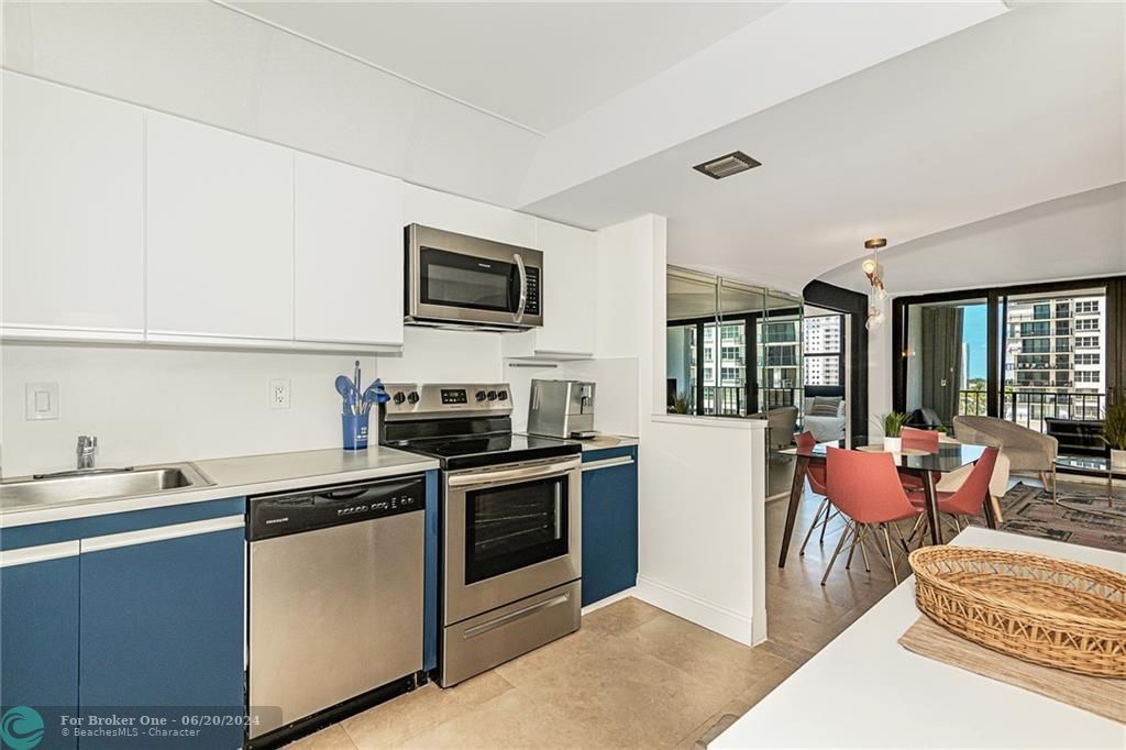 For Sale: $459,000 (2 beds, 2 baths, 1290 Square Feet)