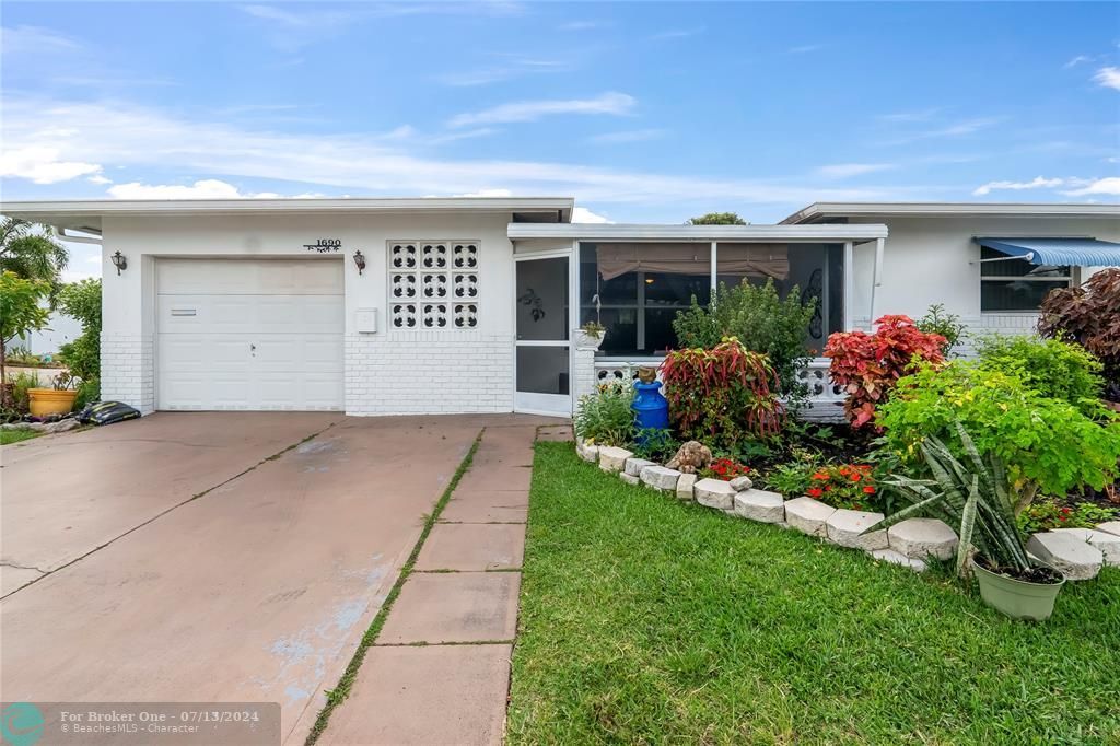 For Sale: $369,000 (2 beds, 2 baths, 1587 Square Feet)