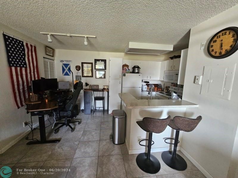 For Rent: $1,700 (1 beds, 1 baths, 770 Square Feet)