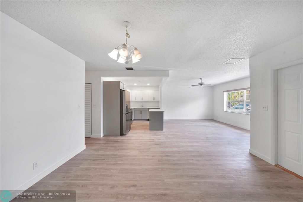 For Sale: $375,000 (2 beds, 2 baths, 1174 Square Feet)
