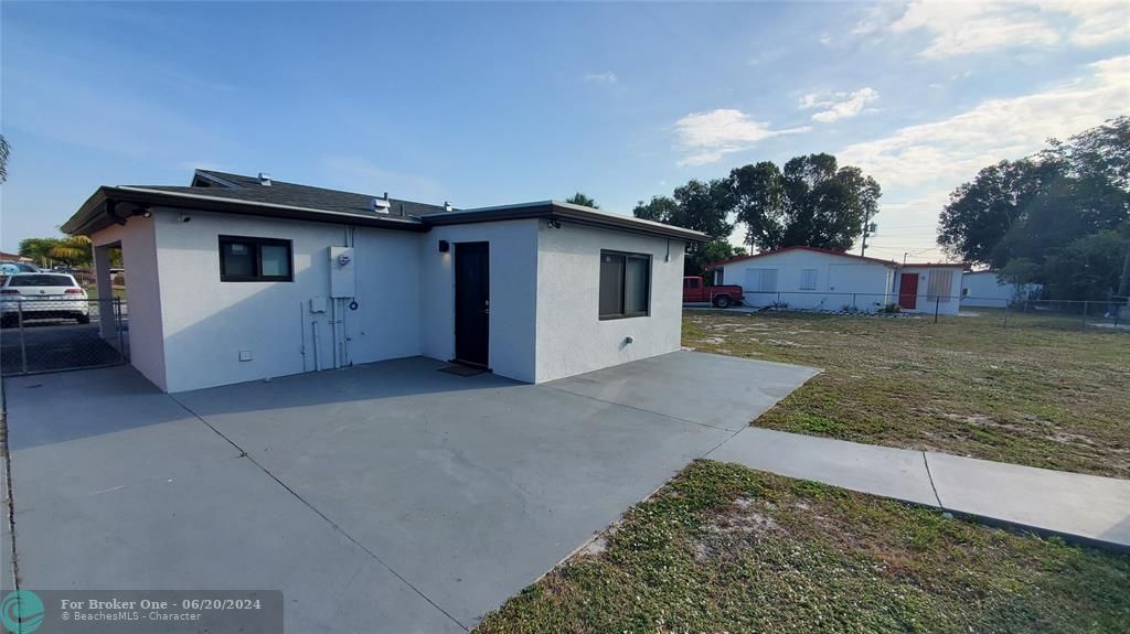 For Rent: $2,750 (3 beds, 2 baths, 1096 Square Feet)