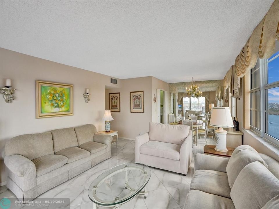 For Sale: $795,000 (2 beds, 2 baths, 1078 Square Feet)