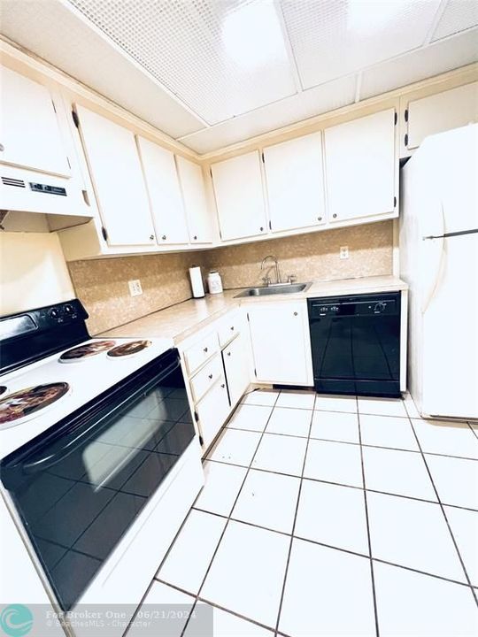 For Sale: $165,000 (1 beds, 1 baths, 808 Square Feet)