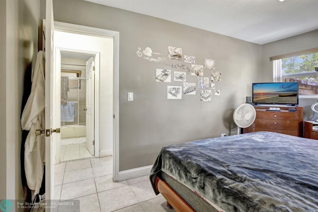 Active With Contract: $336,000 (2 beds, 1 baths, 988 Square Feet)