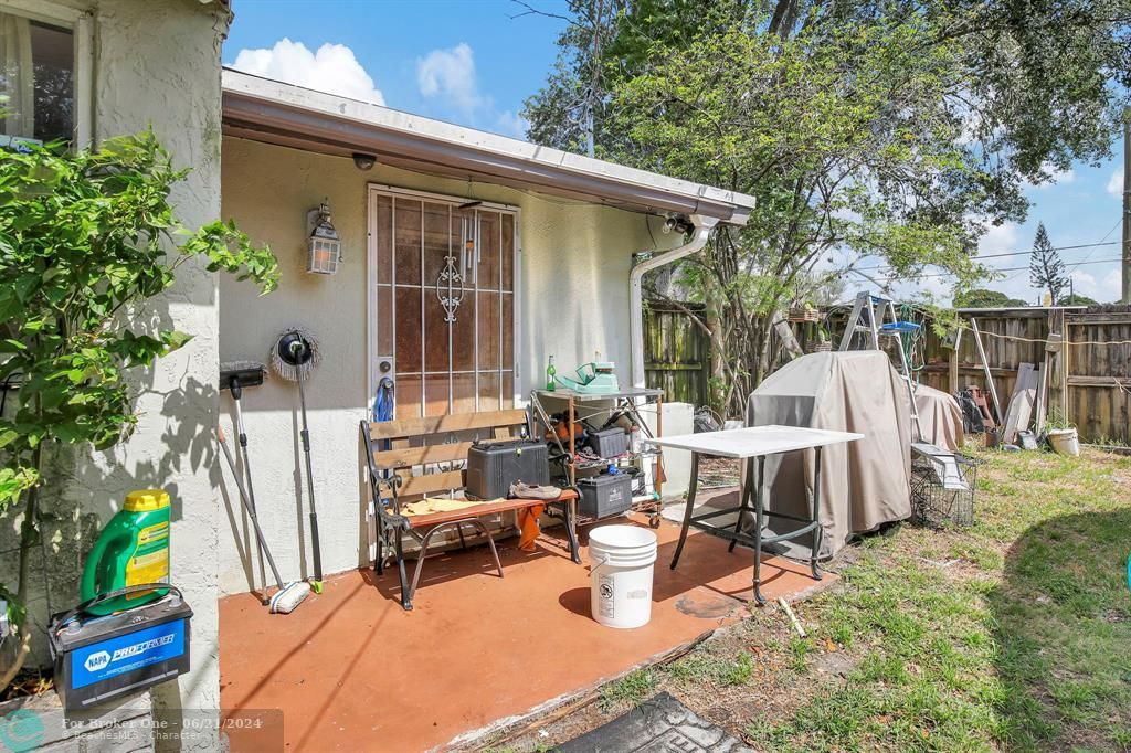 Active With Contract: $336,000 (2 beds, 1 baths, 988 Square Feet)
