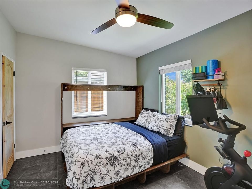 For Sale: $575,000 (2 beds, 1 baths, 832 Square Feet)
