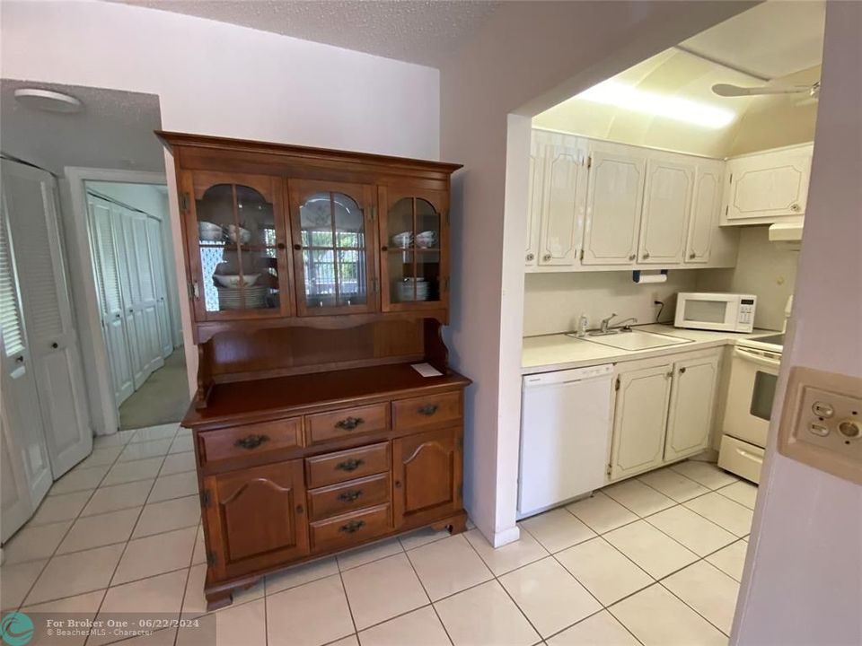 For Sale: $102,500 (1 beds, 1 baths, 706 Square Feet)